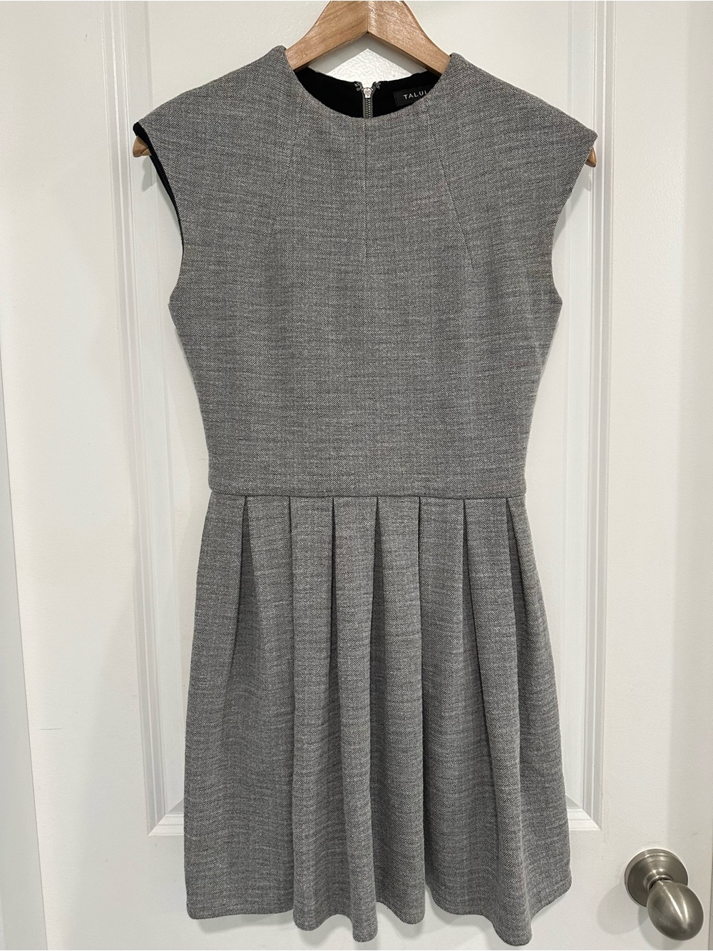 Talula Aritzia “Waldorf” Grey Fit and Flare Dress Pleated Skirt Cap Sleeve Sz 4